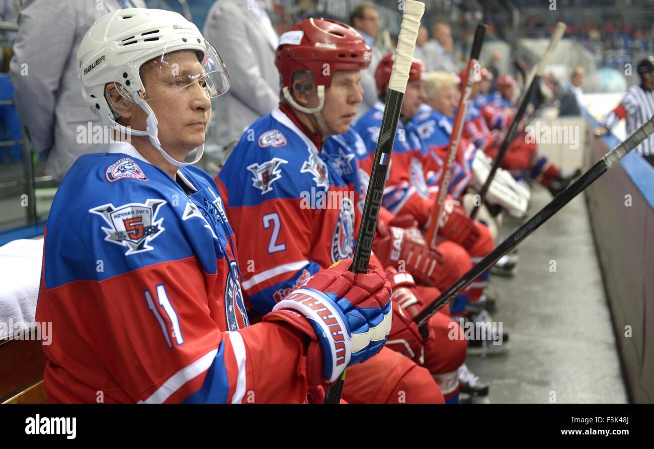 Der russische Präsident Vladimir Putin im Eishockey Ausrüstung während der jährliche Eishockey-Spiel zwischen ehemaligen NHL-Stars und russischen Regierungsbeamten in der Shayba Arena 7. Oktober 2015 in Sotschi, Russland. Das Spiel fand auf Putins 63. Geburtstag. Stockfoto