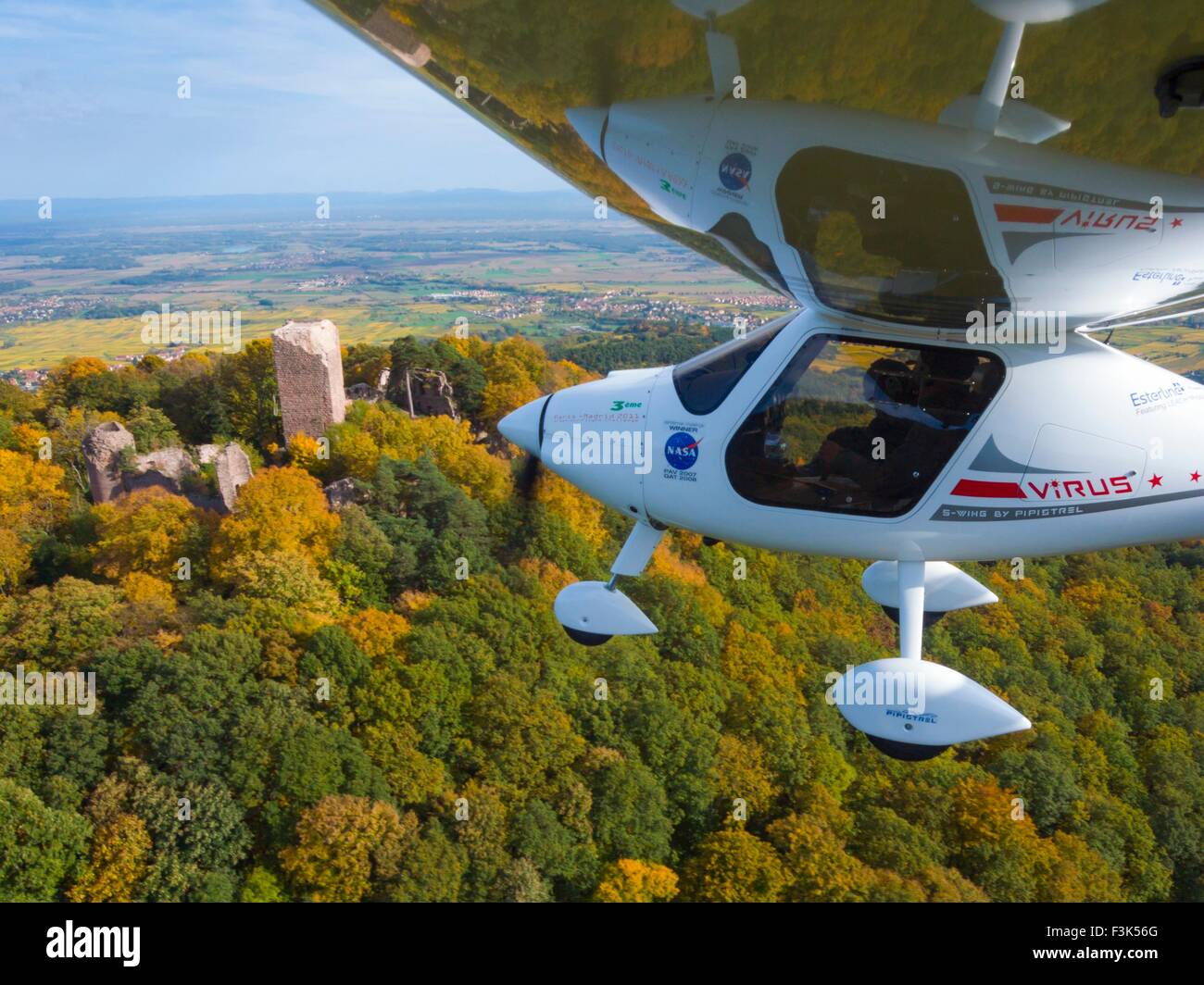 Frankreich, Bas Rhin (67), Heiligenstein, Ultralight Flugzeug Pipistrel Virus SW überfliegen Schloss Landsberg (Luftbild) / / Bas Rhi Stockfoto