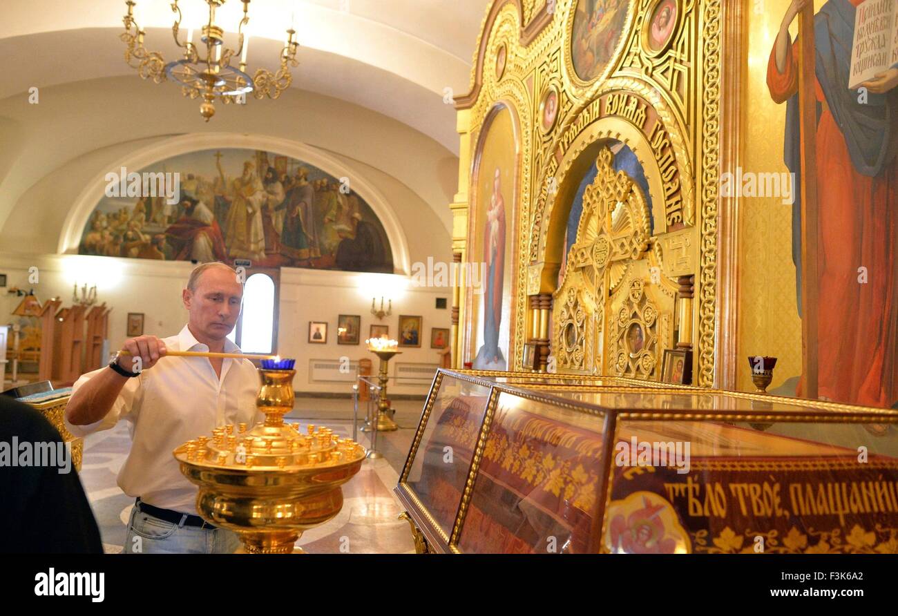 Der russische Präsident Vladimir Putin zündet eine Kerze während eines Besuchs in St. Wladimir-Kathedrale mit ehemaligen italienischen Ministerpräsidenten Silvio Berlusconi 12. September 2015 in Chersones, Krim, Russland. Stockfoto