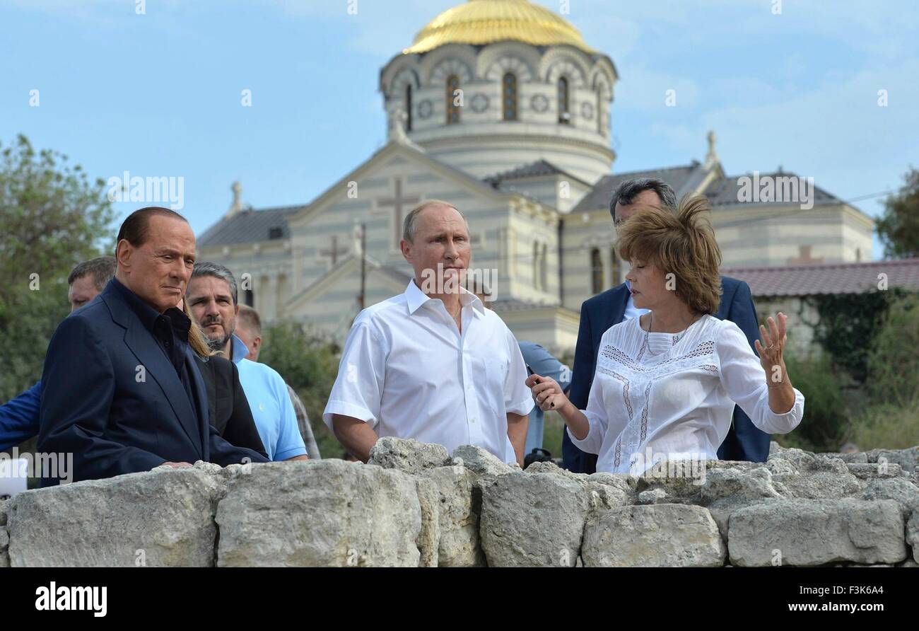 Der russische Präsident Vladimir Putin und ehemaligen italienischen Ministerpräsidenten Silvio Berlusconi besuchen die antike griechische archäologische Stätte von Chersones 12. September 2015 vor Sewastopol, Krim, Russland. Stockfoto