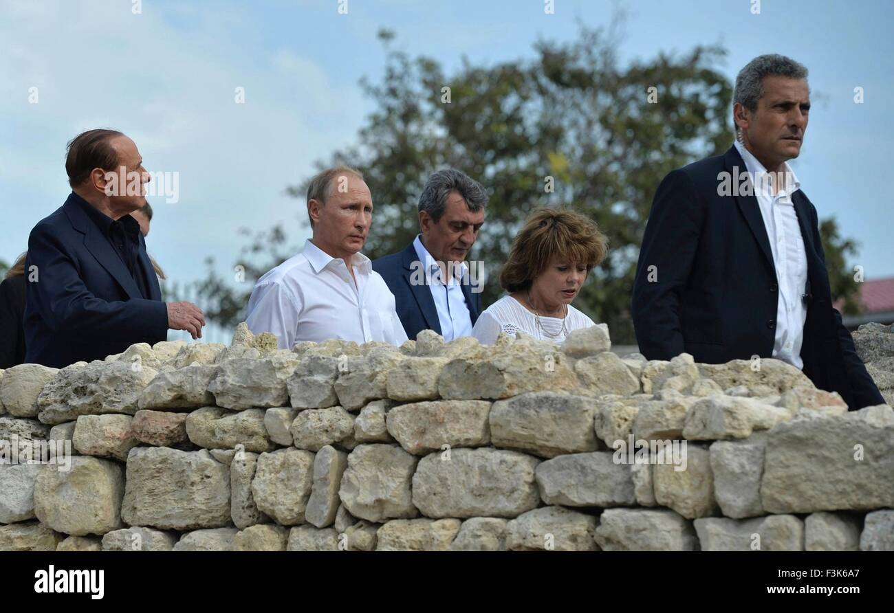 Der russische Präsident Vladimir Putin und ehemaligen italienischen Ministerpräsidenten Silvio Berlusconi besuchen die antike griechische archäologische Stätte von Chersones 12. September 2015 vor Sewastopol, Krim, Russland. Stockfoto