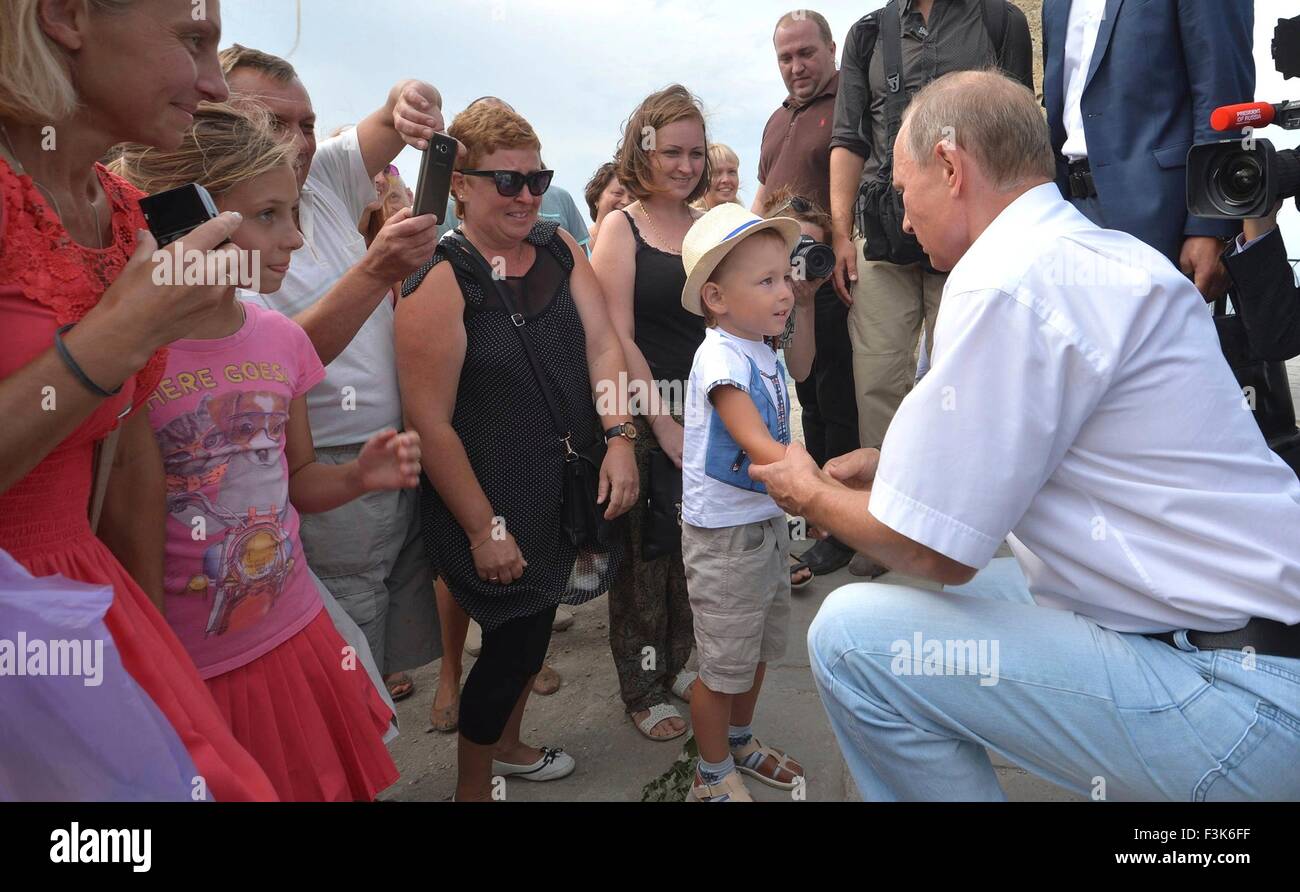 Der russische Präsident Vladimir Putin empfängt einen kleiner Junge bei einem Rundgang durch die antike griechische archäologische Stätte von Chersones 12. September 2015 vor Sewastopol, Krim, Russland. Stockfoto