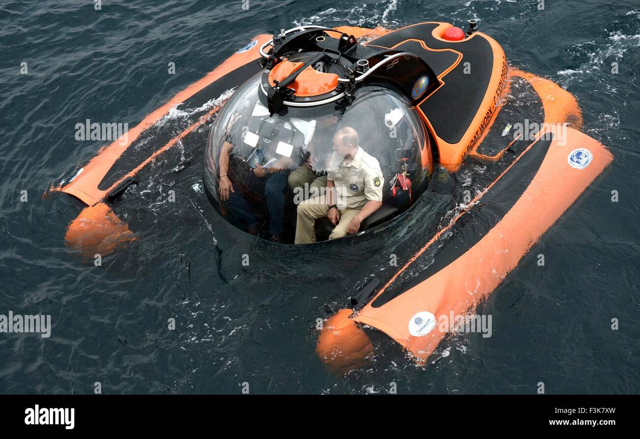 Der russische Präsident Vladimir Putin an Bord ein Bathyscaph Unterwasser Mini-u-Boot als es stürzt ins Schwarze Meer, das Wrack eines versunkenen antiken Kaufmanns 18. August 2015 in der Nähe von Sewastopol, Crimea Schiff zu sehen. Stockfoto