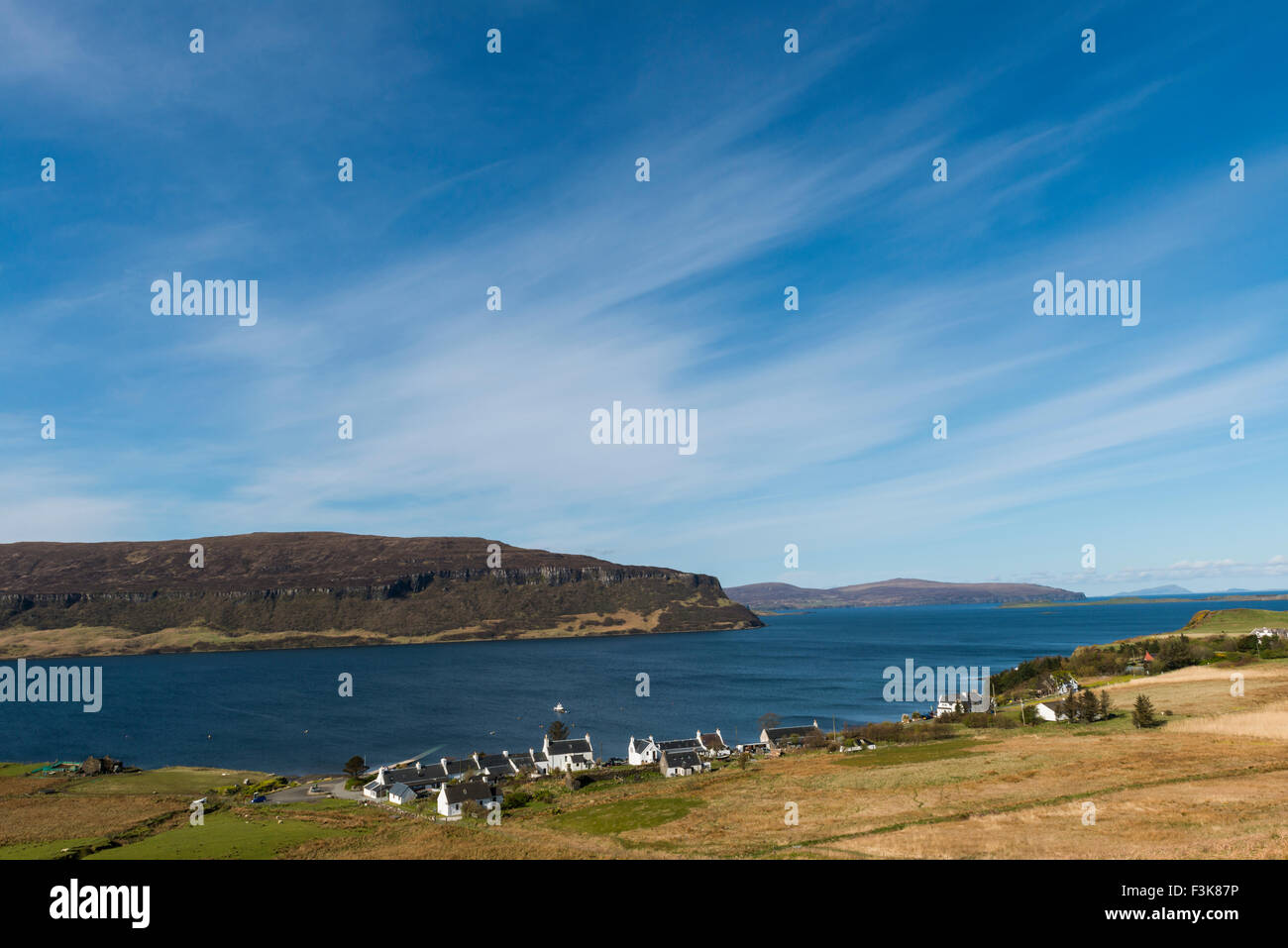 Das kleine Dorf Stein mit weißen Häusern und den Ozean in Schottland. Stockfoto