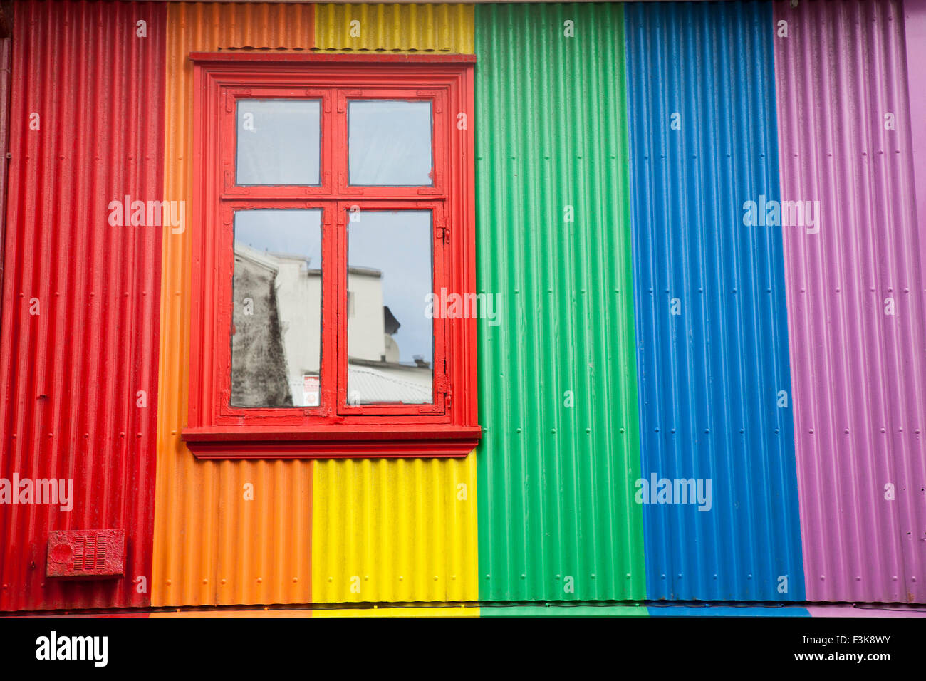Bunte Fenster von Kiki Queer Bar, Reykjavik, Island. Stockfoto