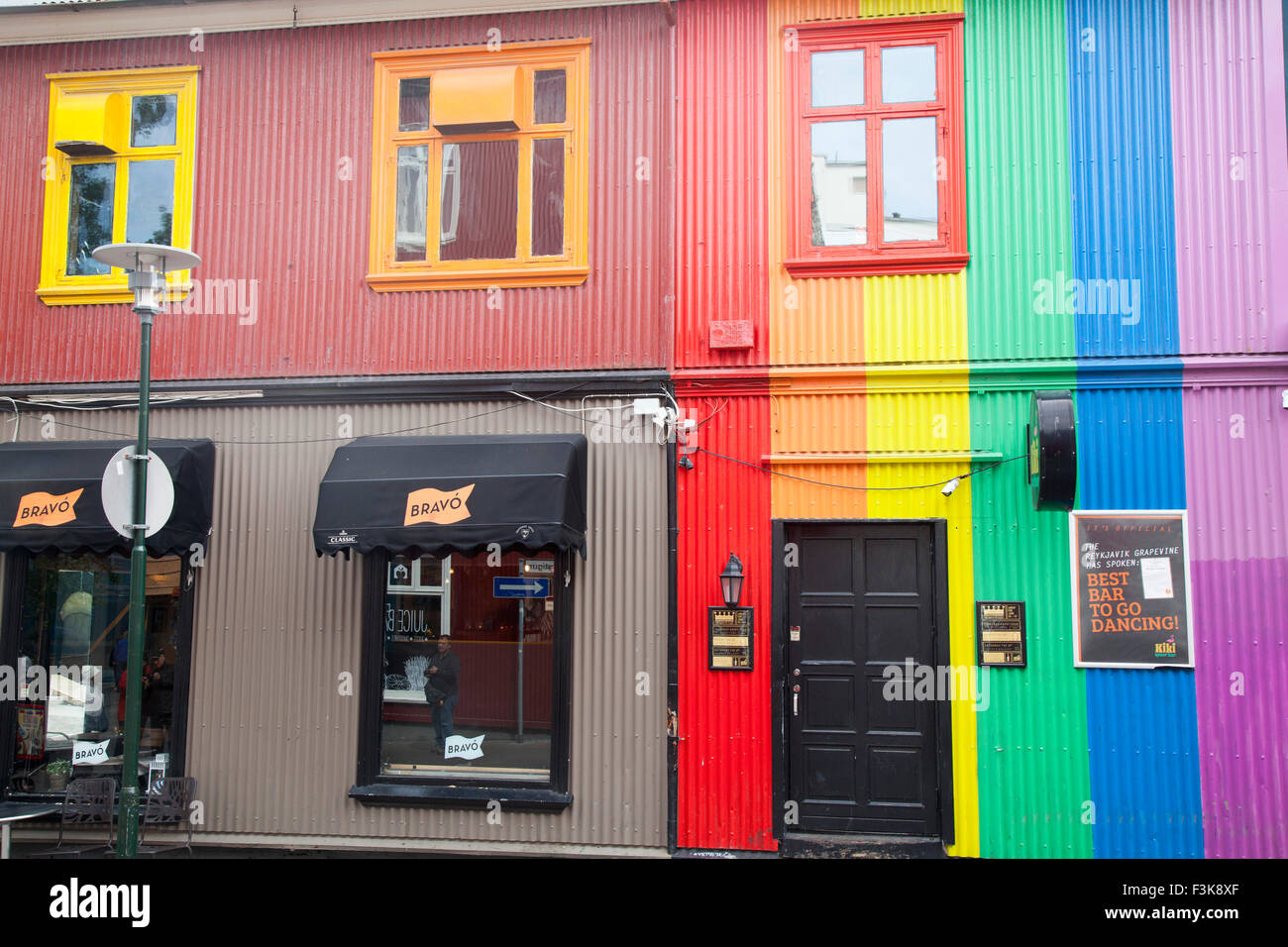 Bunte Fassade des Kiki Queer Bar, Laugavegur, Reykjavik, Island. Stockfoto