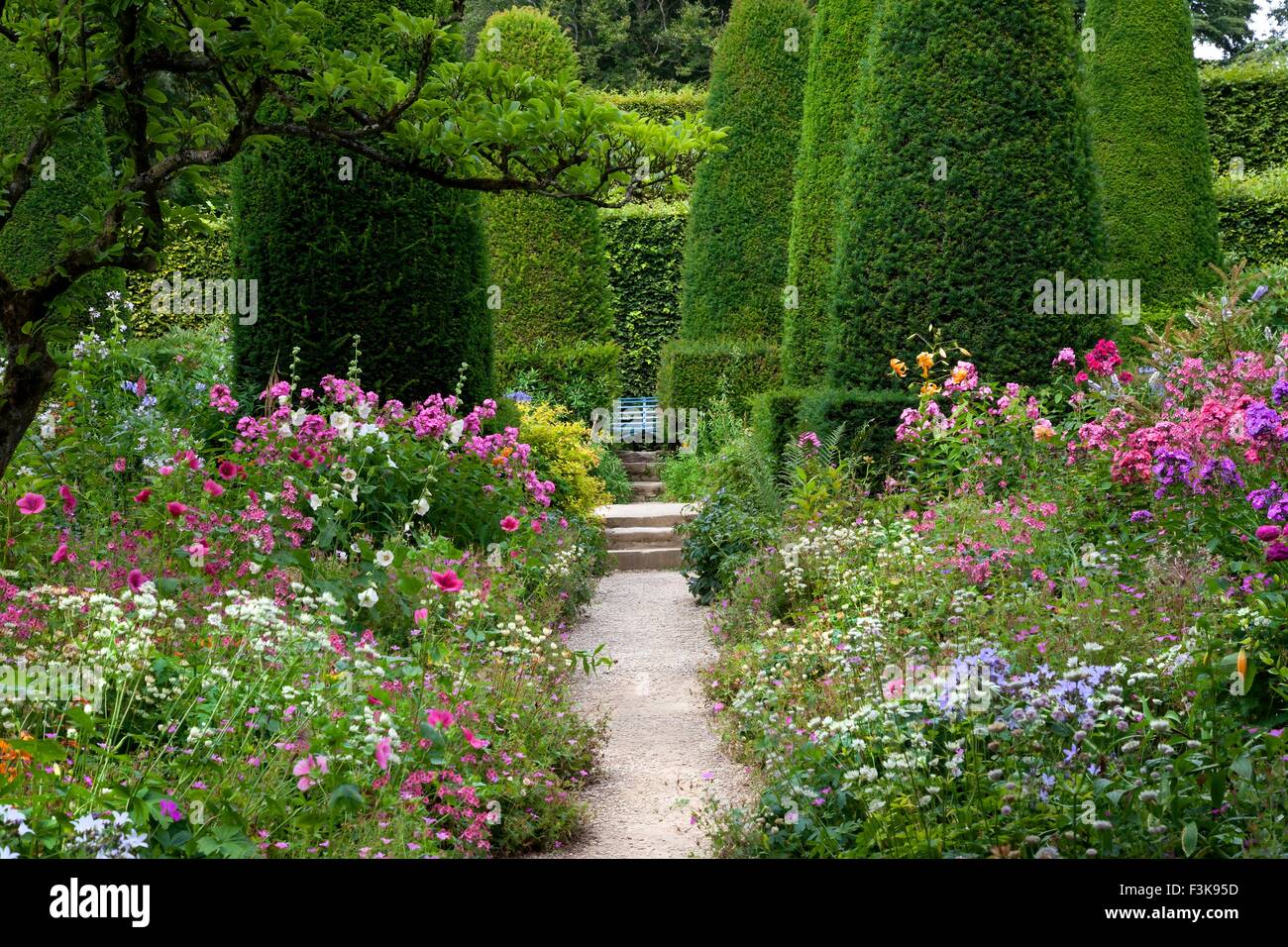 Hübsche Blumenbeete und abgeschnittene Eiben, England. Stockfoto