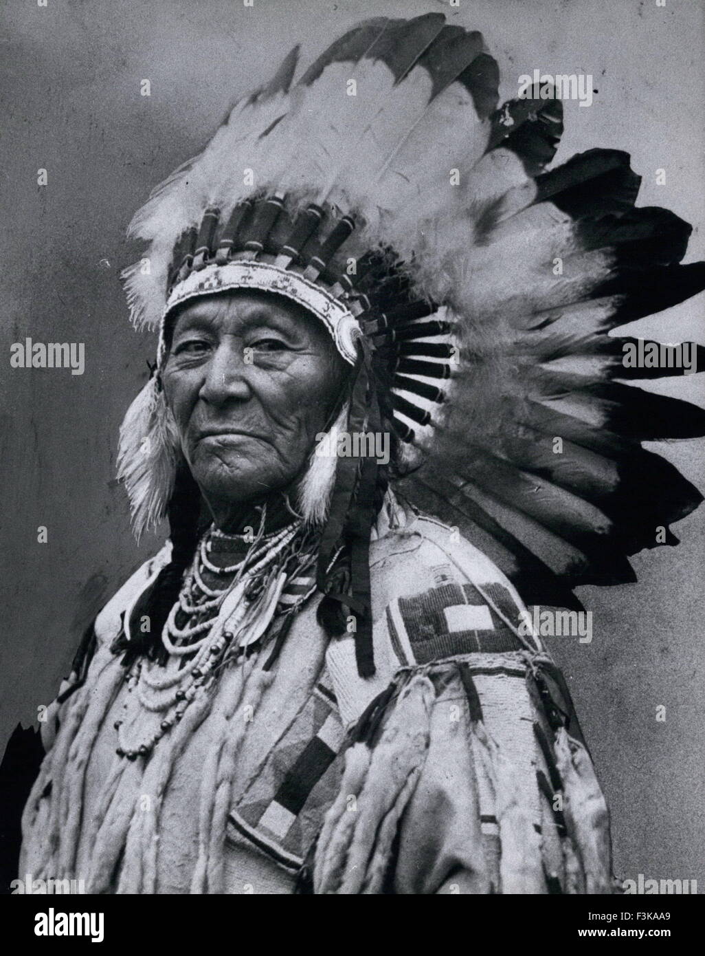 1925 - Chief Plenty der Crow-Indianer nach dem Besuch von Präsident Harding. Viele Coups '' Errungenschaften '' (1848-1932) war eine Krähe Chef und visionärer Leader. Er Verbündete Krähe mit dem weißen bei Kriegsende für den Westen ausgefochten wurde, weil die Sioux und Cheyenne (der weißen Besiedlung des Gebietes gegen wurden) die traditionellen Feinde des Raben waren. Viele Coups hatte auch eine Vision erlebte, als er sehr jung war, dass gebietsfremden Personen Kontrolle seiner Heimat (Montana), letztlich nehmen würde, so dass er immer das Gefühl, dass Zusammenarbeit viel mehr Widerstand seines Volkes profitieren würden. (Credit Stockfoto
