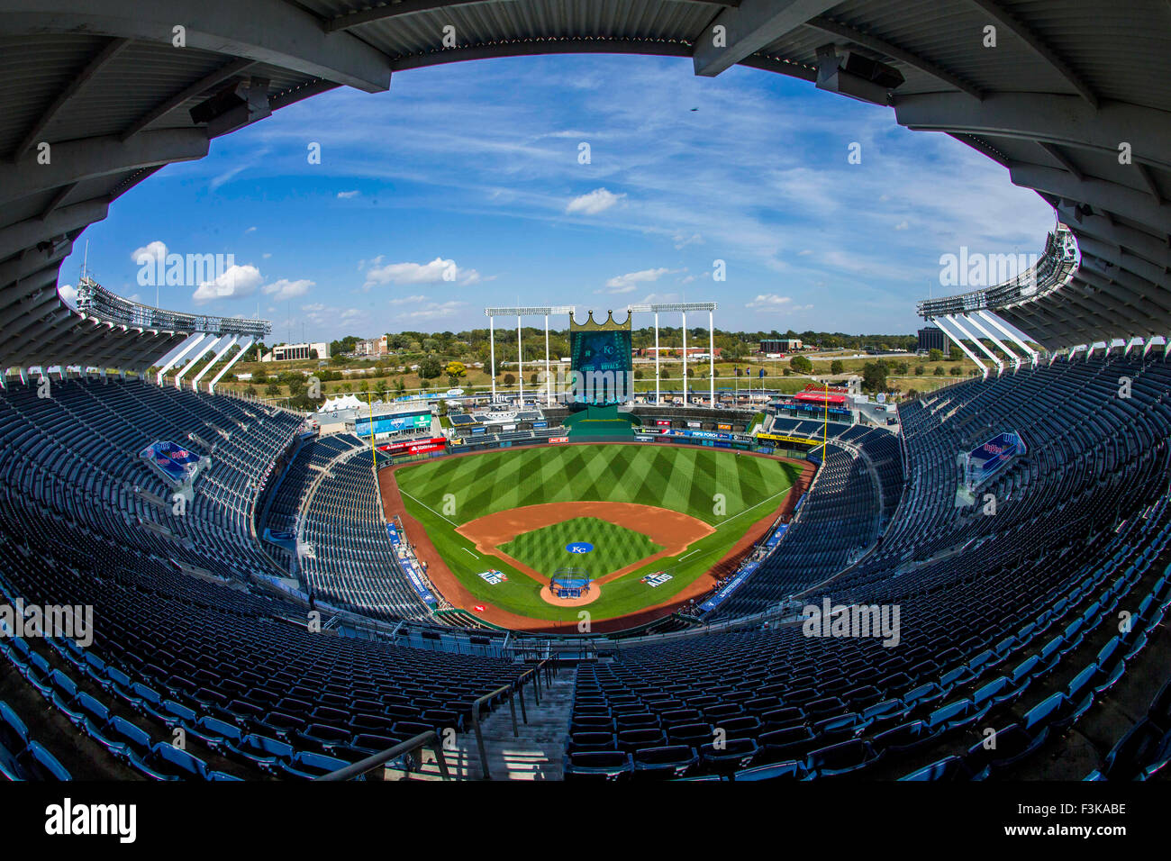 Kansas City, Missouri, USA. 8. Oktober 2015. Kauffman Stadium Bereich vor Spiel 1 der Divisional Playoff Serie zwischen der Houston Astros und die Kansas City Royals im Kauffman Stadium in Kansas City, Missouri Kyle Rivas/CSM/Alamy Live News Stockfoto