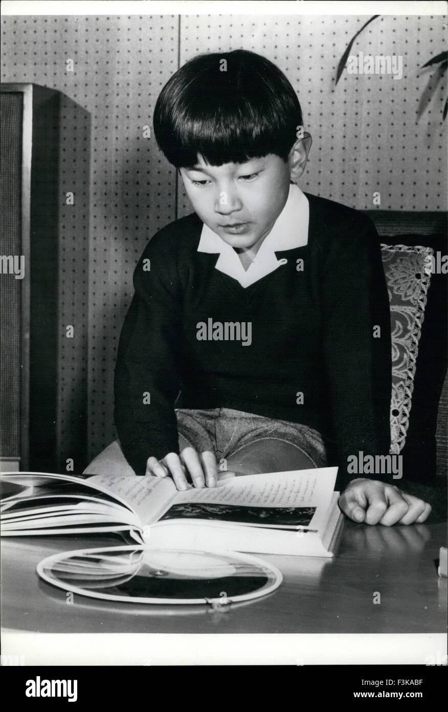 24. Februar 1967 - Prinz erforscht die Sterne: Prinz Hiro, der älteste Sohn, der Kronprinz und Kronprinzessin von Japan, der diese Woche seinen 10. Geburtstag feierte in Tokio, zeigt eine Sternenkarte, die seinen besonderen Hobbys zählt zu studieren. © Keystone Bilder USA/ZUMAPRESS.com/Alamy Live-Nachrichten Stockfoto