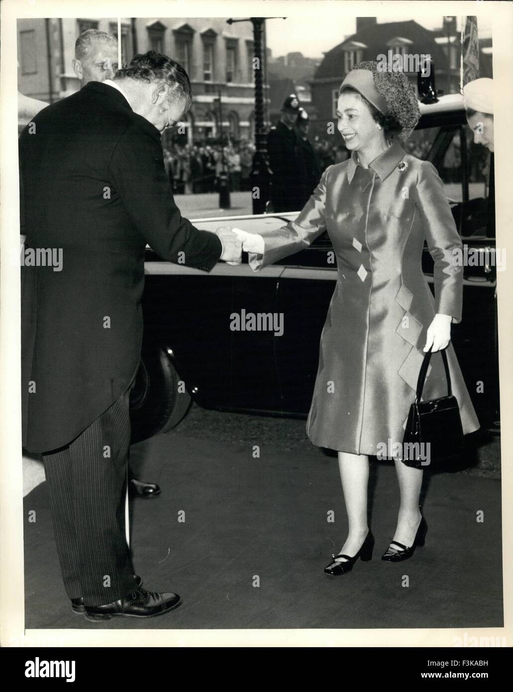 24. Februar 1962 - Eröffnung Parlament: ihre Majestät die Königin von Lord Cholmondley, The Lord große Chamberlain an am Eingang Peers, Oberhaus heute empfangen wird, als sie ankam, um die neue parlamentarische Sitzung zu öffnen. © Keystone Bilder USA/ZUMAPRESS.com/Alamy Live-Nachrichten Stockfoto