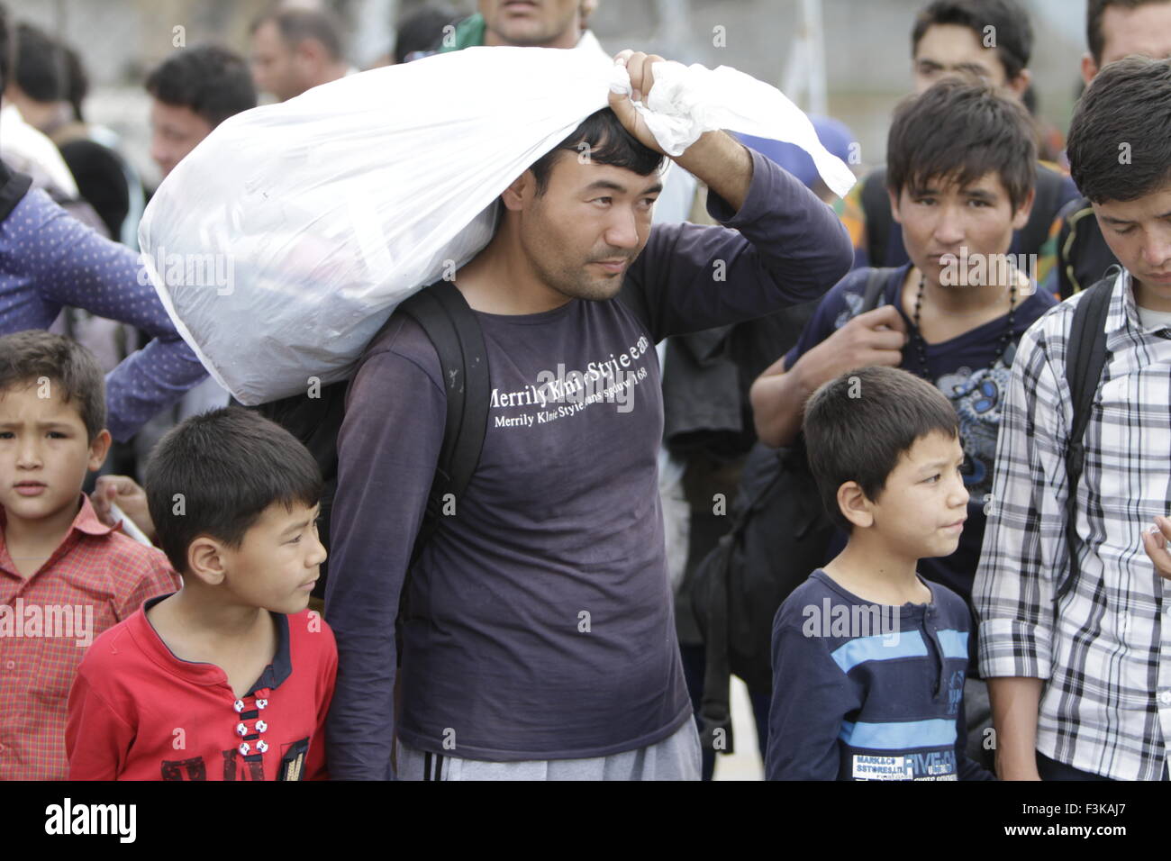 Piräus, Griechenland. 8. Oktober 2015. Flüchtlinge warten auf die Busse ankommen, die sie zur Metro-Station bringt. Die Fähre El. Venizelos brachte 2.500 Flüchtlinge aus der griechischen Insel Lesbos nach Piräus. Die Flüchtlinge sind dann durch Busse zur Metro-Station gebracht, von wo aus sie in Athen und später Reisen weiter in Richtung Westeuropa. Die Fähre ist eine der drei gechartert von der griechischen Regierung, Flüchtlinge aus den griechischen Inseln nach Athen fortlaufend zu transportieren. © Michael Debets/Pacific Press/Alamy Live-Nachrichten Stockfoto