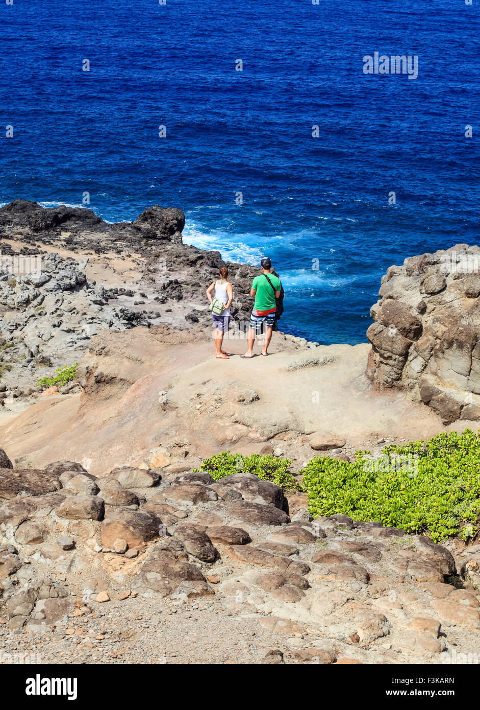 Wanderer auf dem zerklüfteten Weg Nakalele Blasloch auf Maui Stockfoto