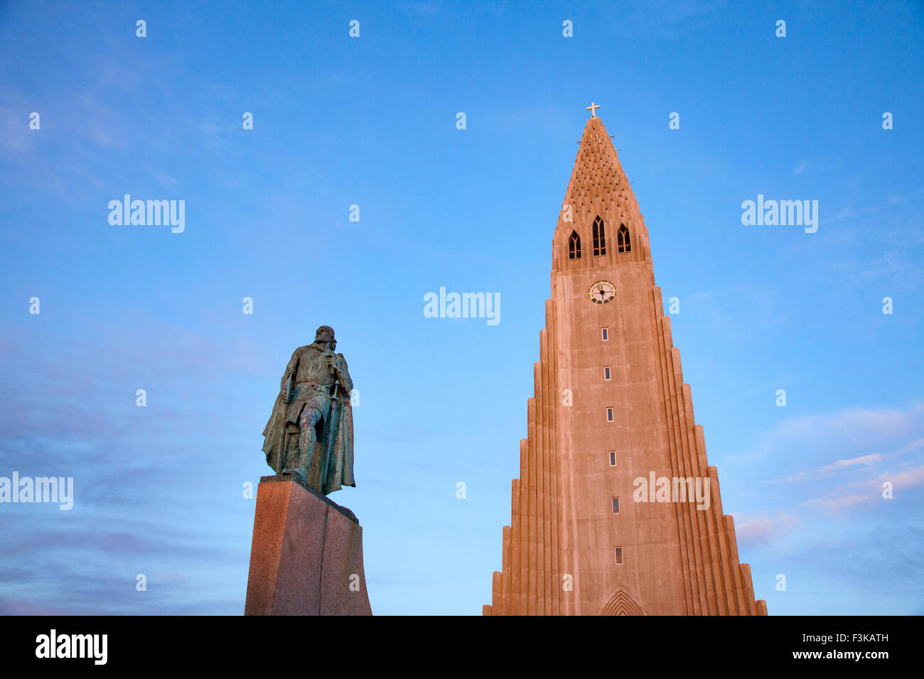 Abendlicht am Hallgrimskirkja Kirche und Statue von Leif Erikson, Reykjavik, Island. Stockfoto