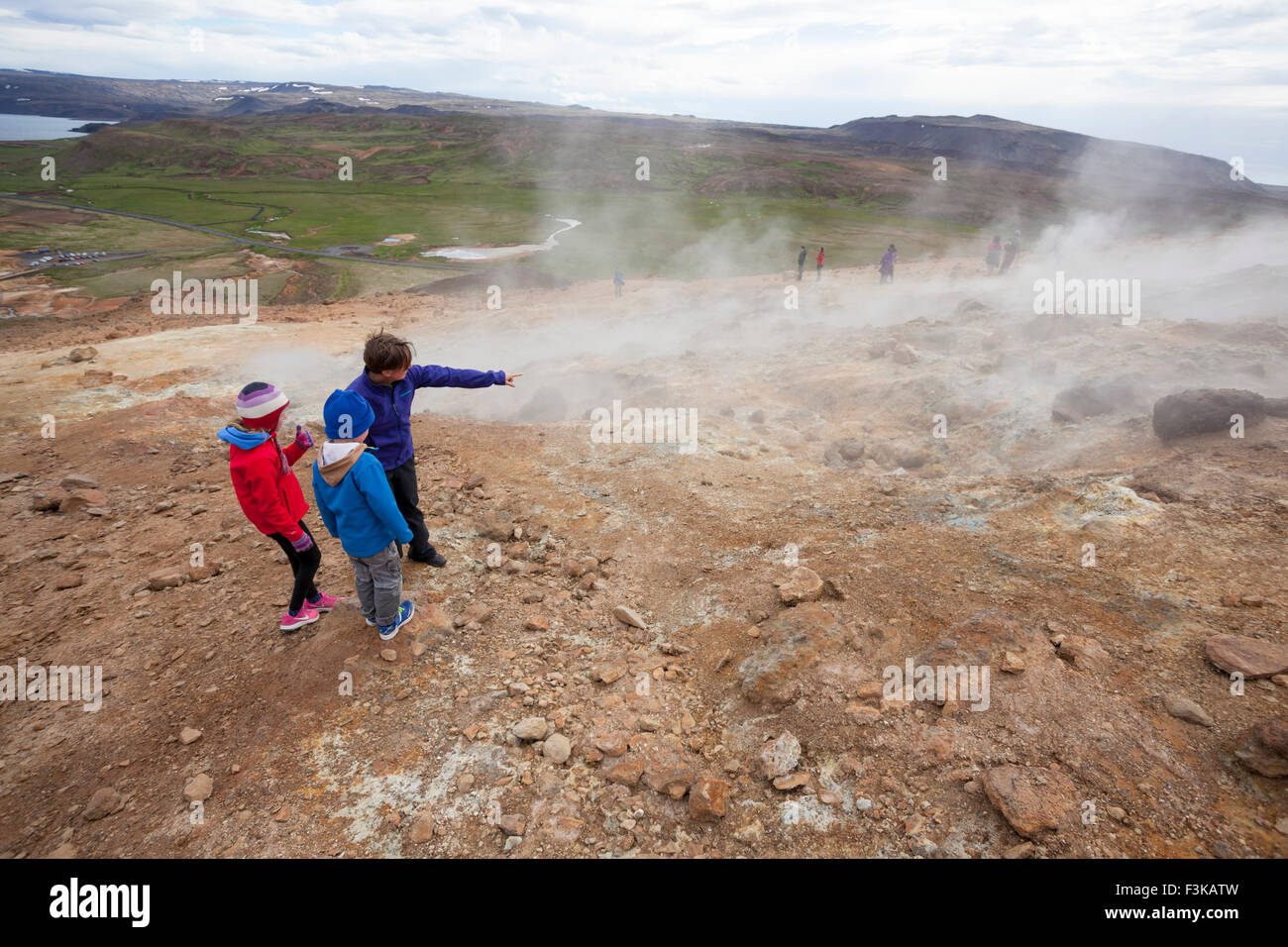Besucher neben dampfenden Vulkanschlote bei Seltun, Krysuvik geothermische Gebiet, Halbinsel Reykjanes, Island. Stockfoto