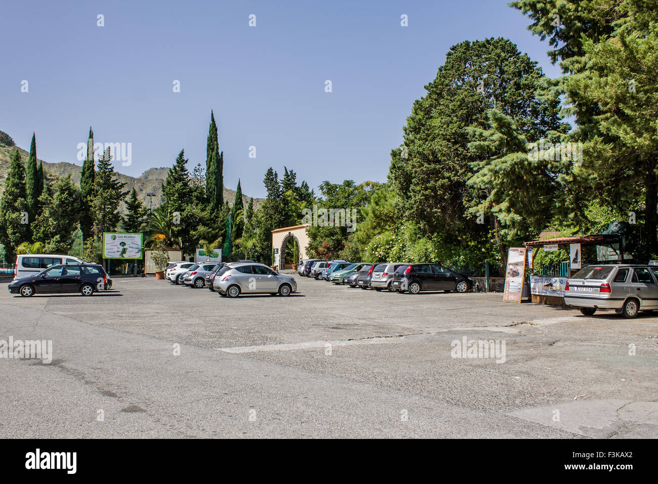 Das Auto Park der Alcantara-Schlucht in Sizilien. Stockfoto