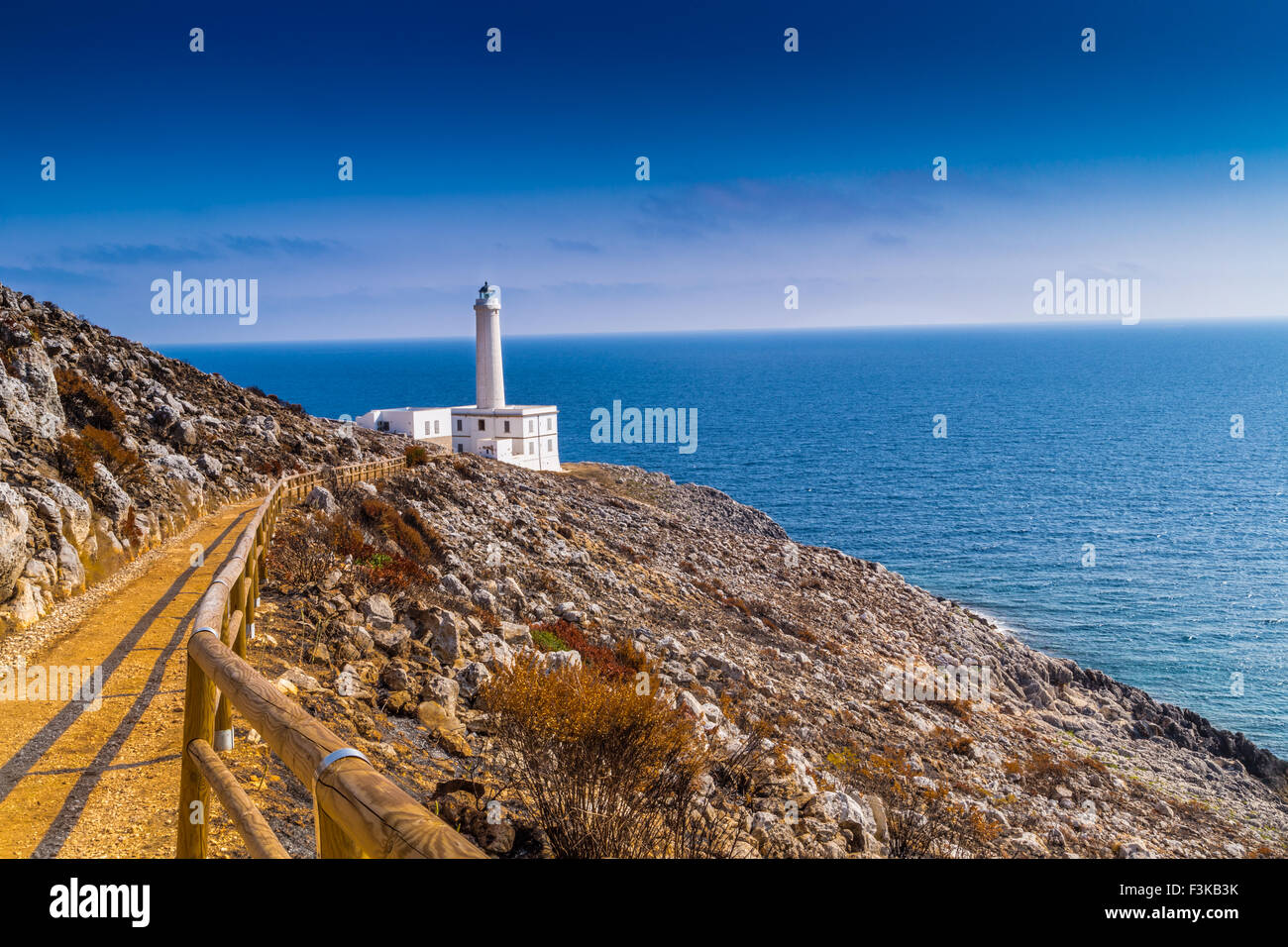 Der Leuchtturm von Cape von Otranto in Apulien stehen auf harten Granitfelsen ist der östlichste Punkt Italiens und markiert die Sitzung des Ionischen Meeres und der Adria Stockfoto