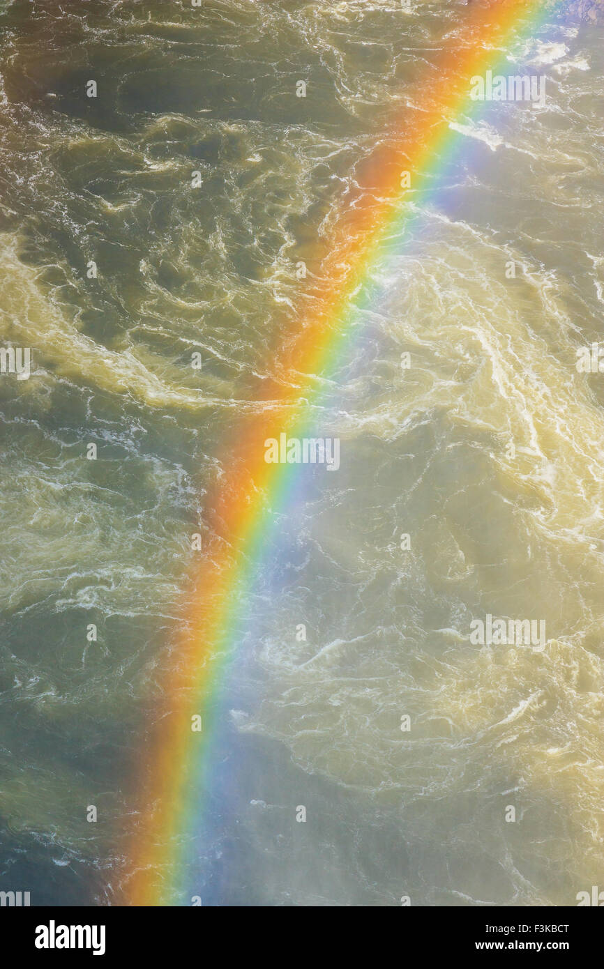 Regenbogen über schnell fließenden rauschenden Fluss. Bunt und magische Szene. Stockfoto