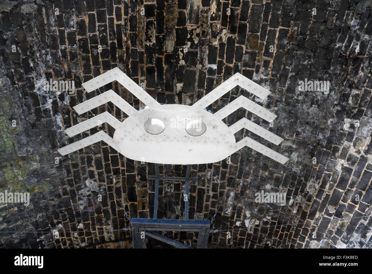 Metallspinnen-Kunstwerk über der Cobweb-Brücke in Sheffield England Stockfoto