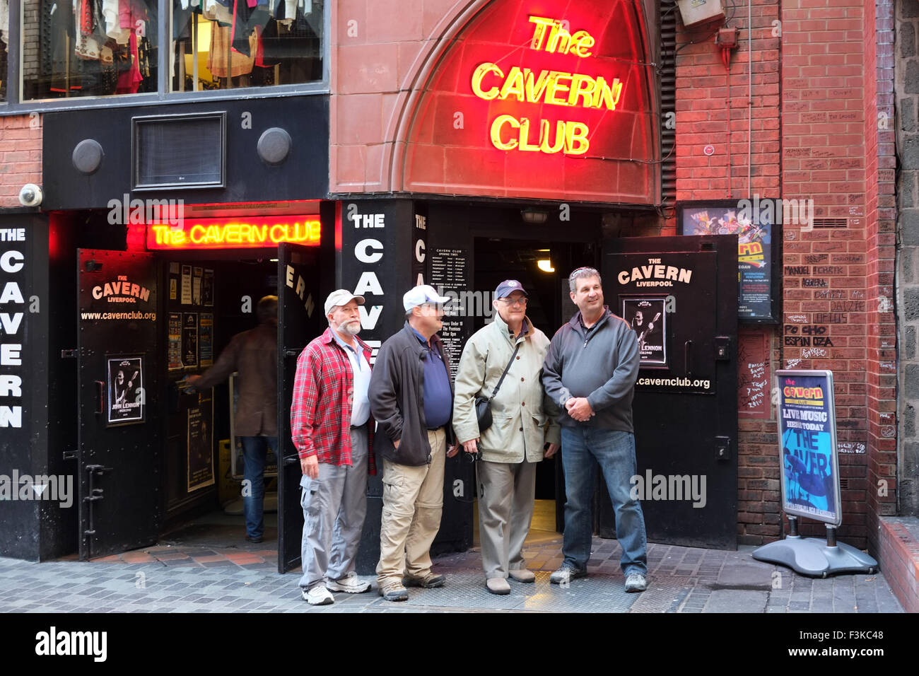 Menschen außerhalb der berühmten Unterhaltung Cavern Club, in der die Beatles in der Mathew Street, Liverpool, UK entdeckt wurden. Stockfoto