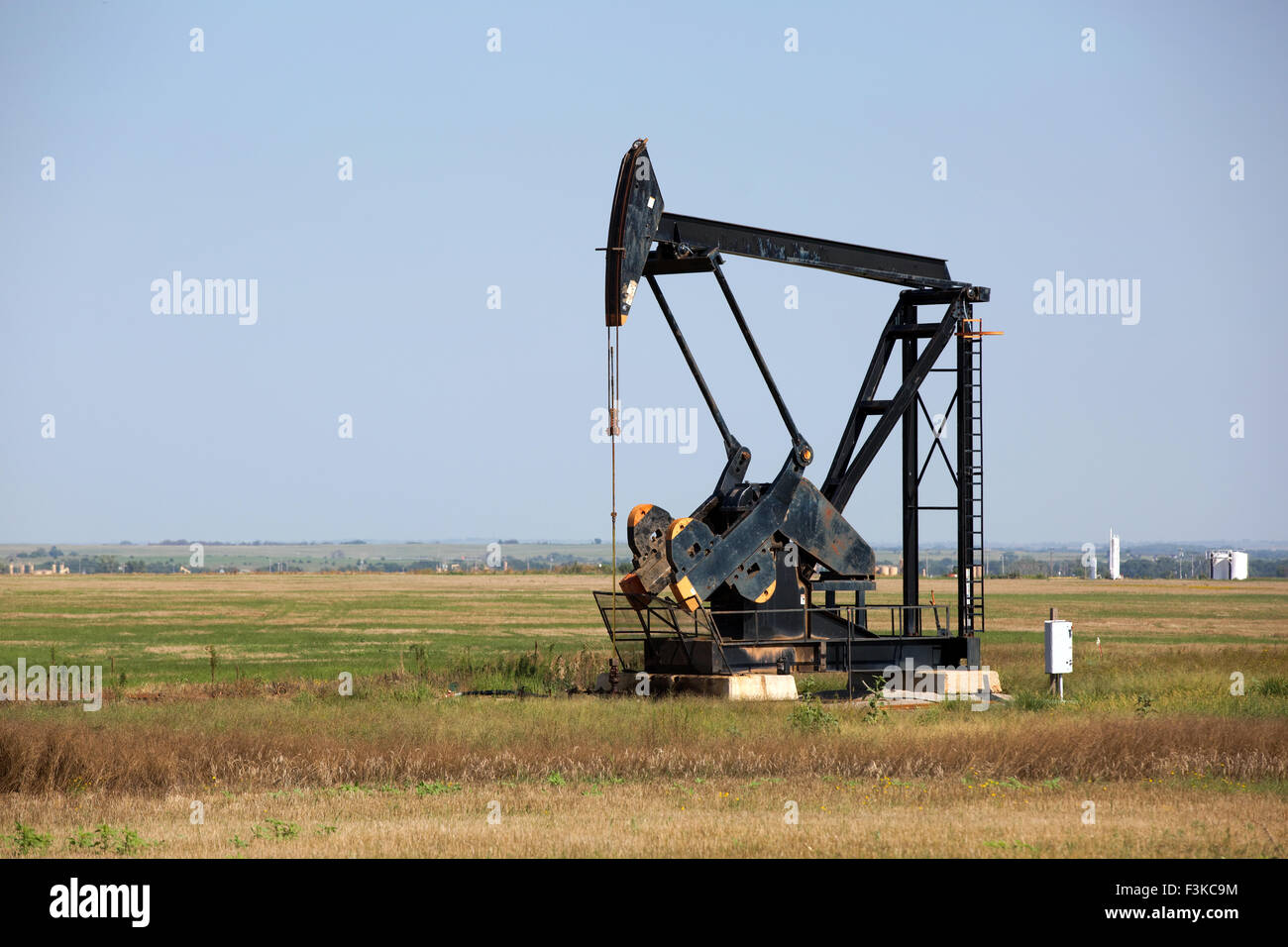 Ein Ölfeld Bohrschwengels Produktion auf Oklahoma Ackerland. Stockfoto