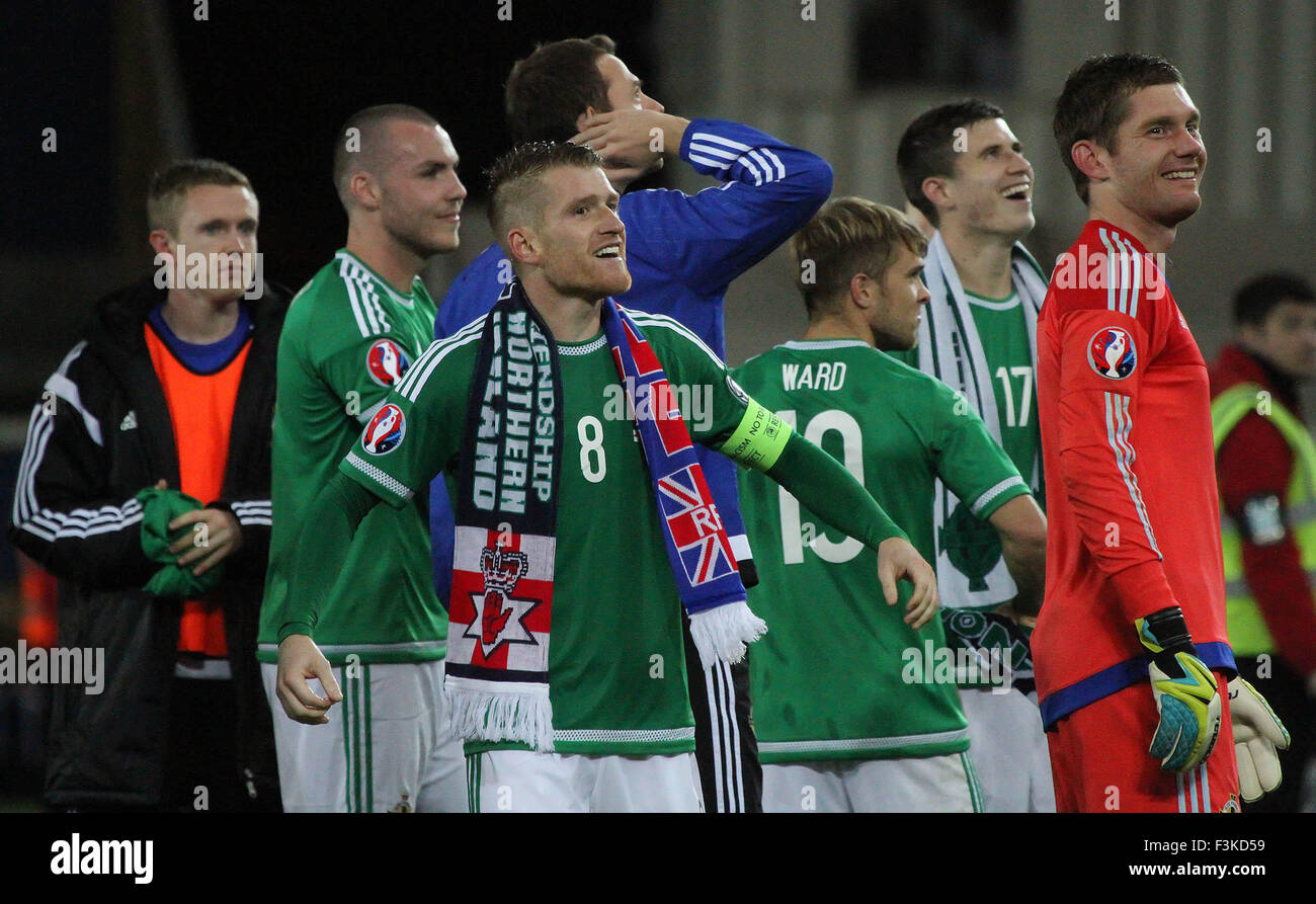 Windsor Park, Belfast, UK. 8. Oktober 2015. Nordirland-Spieler feiern Qualifikation für das Finale nach dem 3: 1-Sieg über Griechenland. Stockfoto