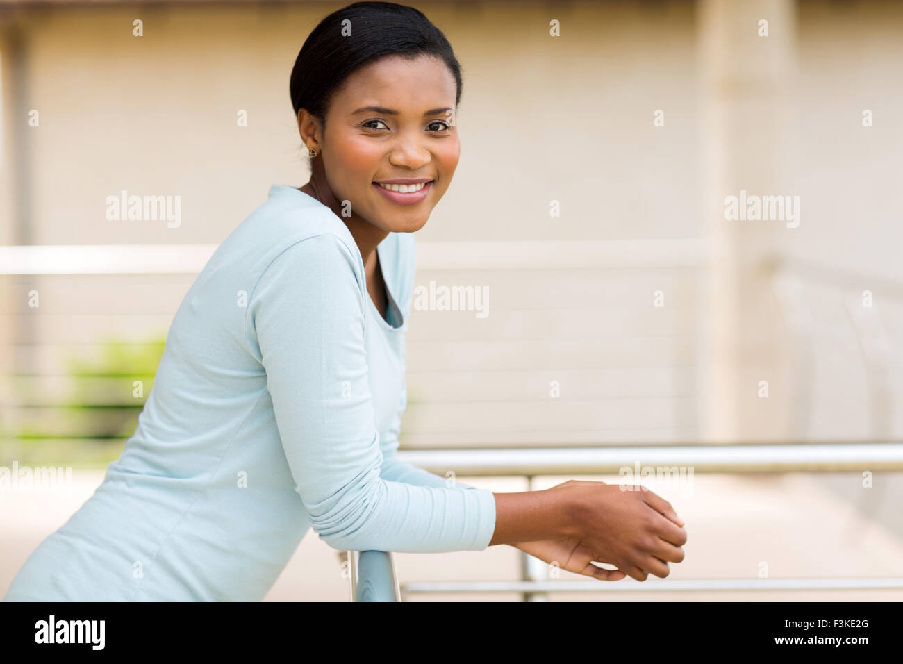 attraktive junge afroamerikanische Frau entspannend auf Balkon Stockfoto
