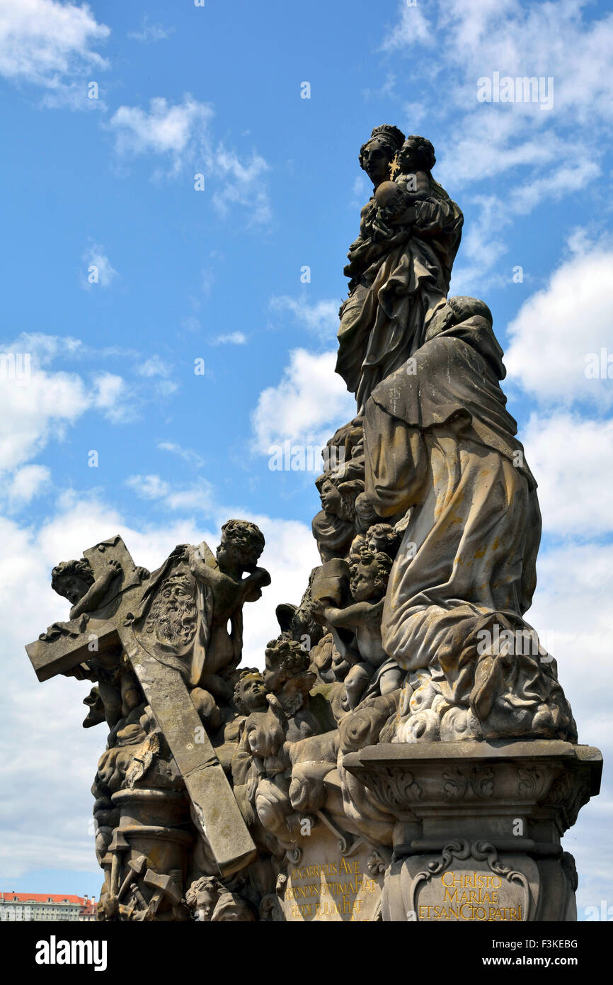 Statue von der Karlsbrücke von Prag in der Tschechischen Republik. Stockfoto