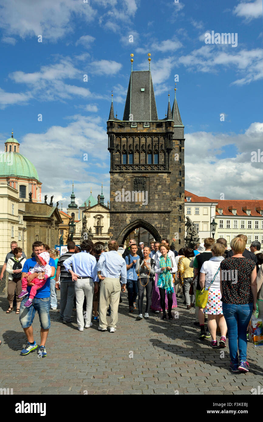 Touristen auf der Karlsbrücke von Prag in der Tschechischen Republik. Stockfoto