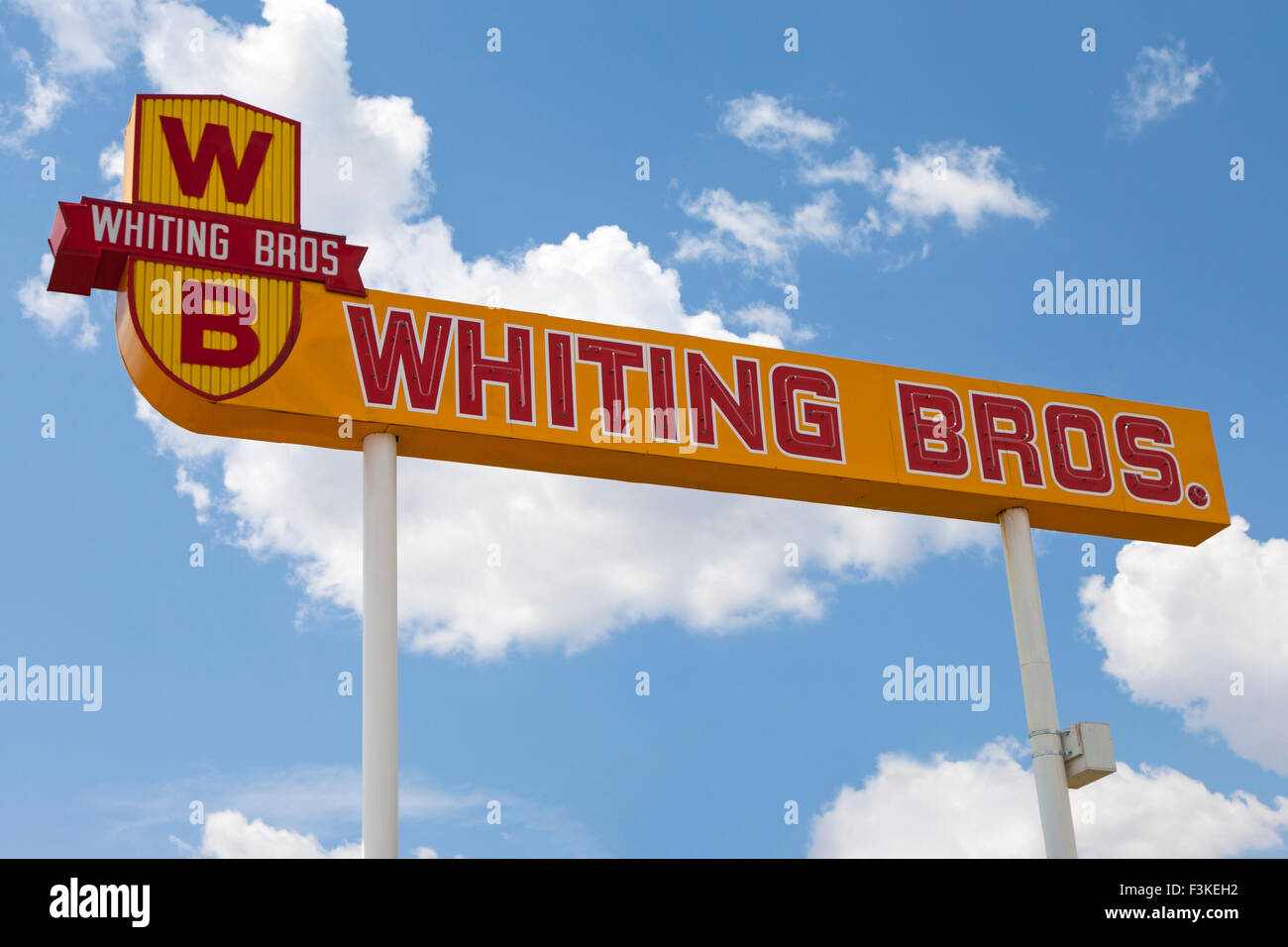 Singen Sie für die Wittling Bros-Tankstelle in Moriarty, New Mexico. Stockfoto