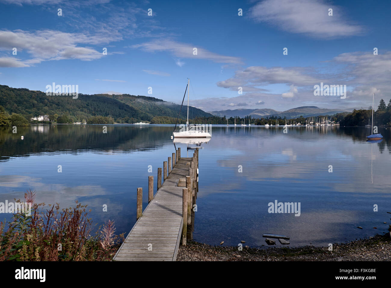 Lake Windermere Cumbria. Privater Anlegesteg und Eigentümer segeln Yacht am Lake Windermere. Lake District Cumbria England Großbritannien Stockfoto