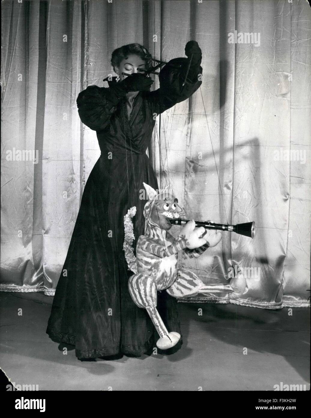 24. Februar 1962 - Musical cats auf Saiten: machen ihre ersten Auftritte im Palladium sind zwei Australier haben einen neuartige Marionette Akt. Sie sind Mann und Frau, Paul und Peta-Seite, und ihre cleveren Tat erwies sich als einen großen Erfolg beim Publikum. Sie haben vier Katze Marionetten spielen verschiedene Musikinstrumente, '' Fette am Klavier, '' Marmelade '' auf der Klarinette, '' Tim'' in die Posaune und Tom auf der Trompete, eine musikalische hat entsprechend den Namen '' The Jazzer '', mit Hilfe von Paul und Peta zieht die Fäden und dem Theaterorchester liefert die Musik, sie produzieren ein lebhaft und laut "Jam" Stockfoto