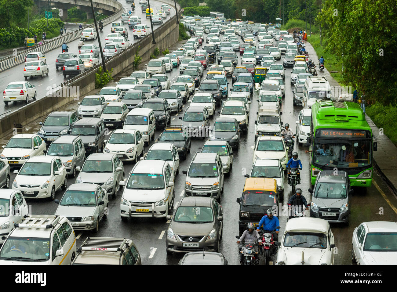 Viele Autos und Busse sind in einem Stau auf der Autobahn in Neu Delhi cought nur nach einem heftigen Monsun-regen Stockfoto