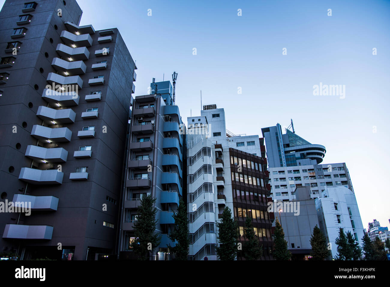 Bunkyo Civic Center und Gebäude entlang Kasuga Straße, Bunkyo-Ku, Tokyo, Japan Stockfoto