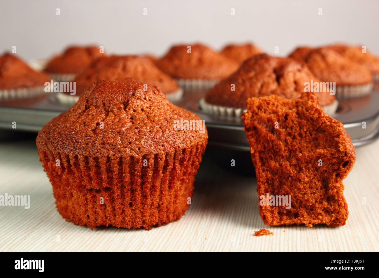 Schoko-Muffin. Frisch gebacken. Stockfoto