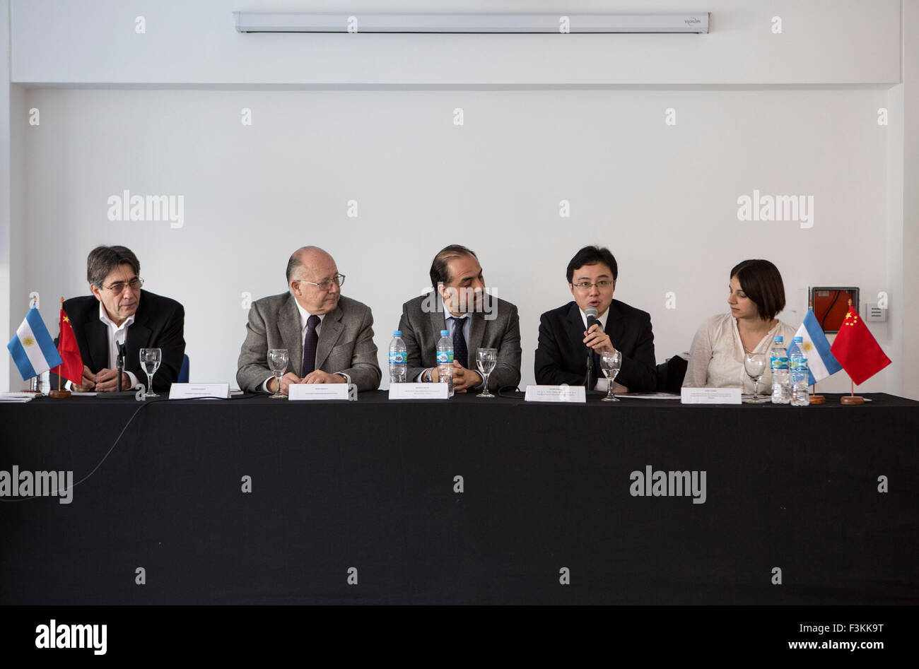 (151009) - BUENOS AIRES, 9. Oktober 2015 (Xinhua)--(von L bis R) Osvaldo Acosta, Präsident der ELING-Gruppe, Dr. Nerio Neirotti, Vize-Rektor der nationalen Universität von Lanus (UNL), Matias Novoa Haidar, Administrative Secretary von der Metropolitan University für Bildung und Arbeit (UMET), Huang Zhiwei, Leiter des politischen Büros der chinesischen Botschaft in Argentinien, und Laura Alonso, stellvertretender Sekretär des Management und Public Policy Koordination der pädagogischen Hochschule Ministerium für Argentinien , beteiligen sich an der Schließung des Kurses "ganzheitliche strategische Partnerschaft Argentinien und China: Herausforderungen Stockfoto