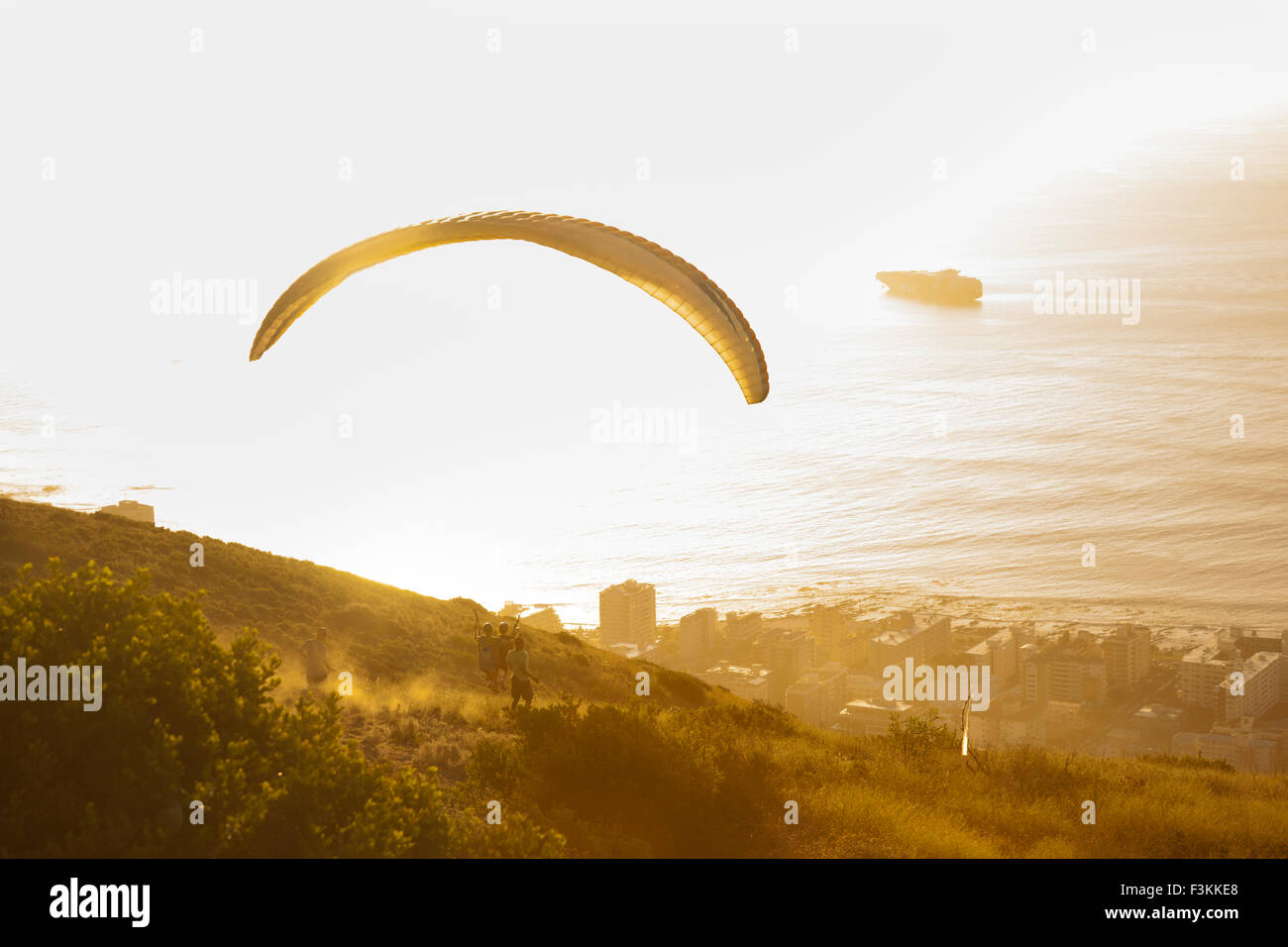 Paragliding von Signal Hill bei Sonnenuntergang, Table Mountain National Park, Kapstadt, Südafrika Stockfoto