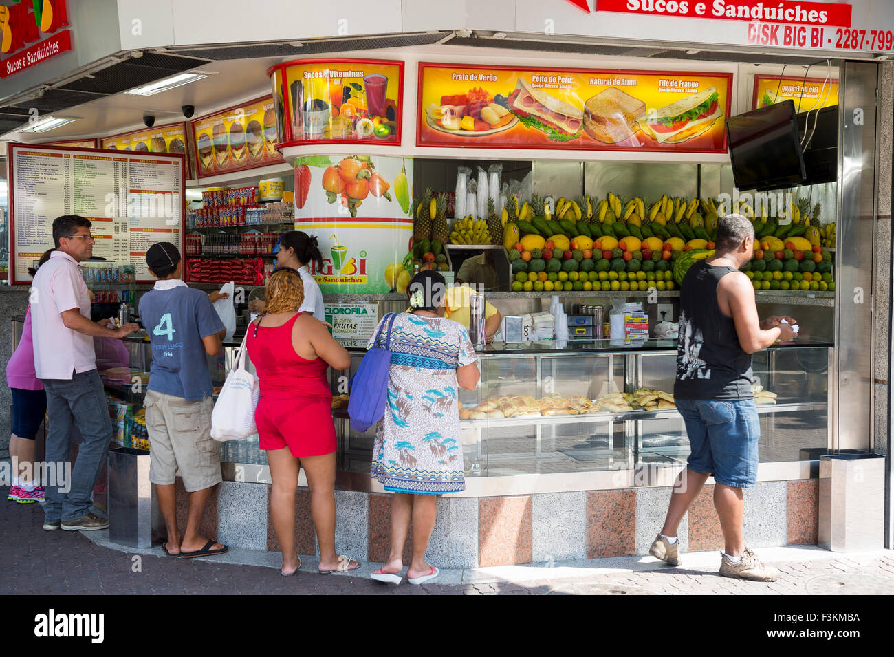 RIO DE JANEIRO, Brasilien - 1. April 2014: Gefunden Sie Kunden sammeln Stand typische brasilianische Saft ganzen Ipanema. Stockfoto
