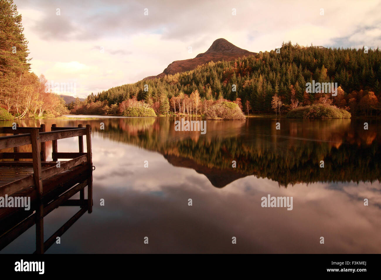 Die schönen Glencoe Lochan, Glencoe, Schottland auf einen schönen Herbstabend mit Reflexionen von Pap von Glencoe Stockfoto