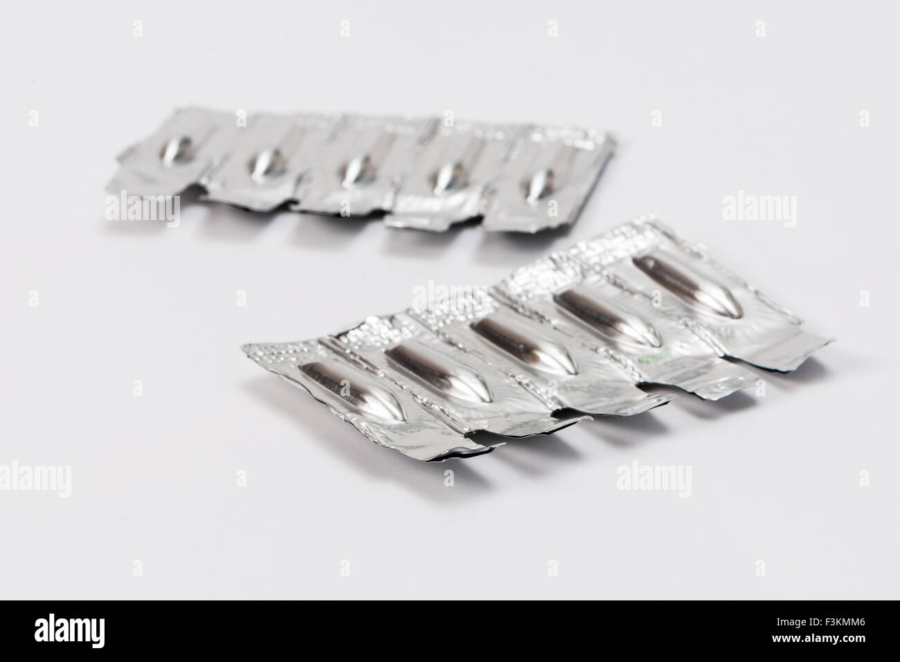 Eine silverish Paket mit Medizin Zäpfchen, auf einem weißen Tabelle angezeigt Stockfoto