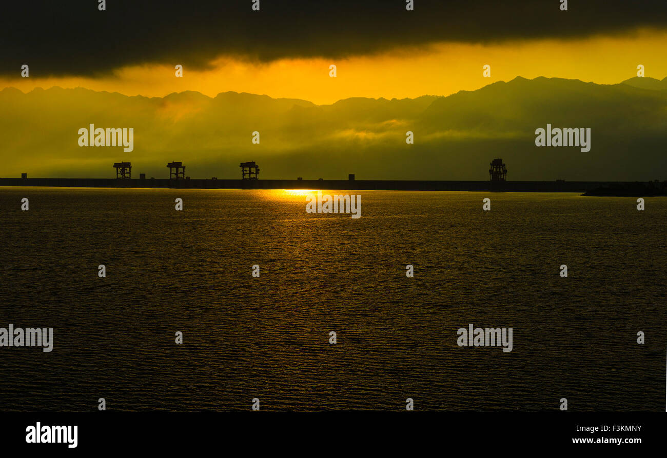 Yichang. 8. Oktober 2015. Foto aufgenommen am 8. Oktober 2015 zeigt eine Szene an der drei-Schluchten-Reservior über den Yangtze-Fluss in Zentral-China Provinz Hubei Yichang. Der Wasserspiegel des drei Schluchten Reservior hat vor kurzem auf 170 Meter erreicht. © Zheng Jiayu/Xinhua/Alamy Live-Nachrichten Stockfoto