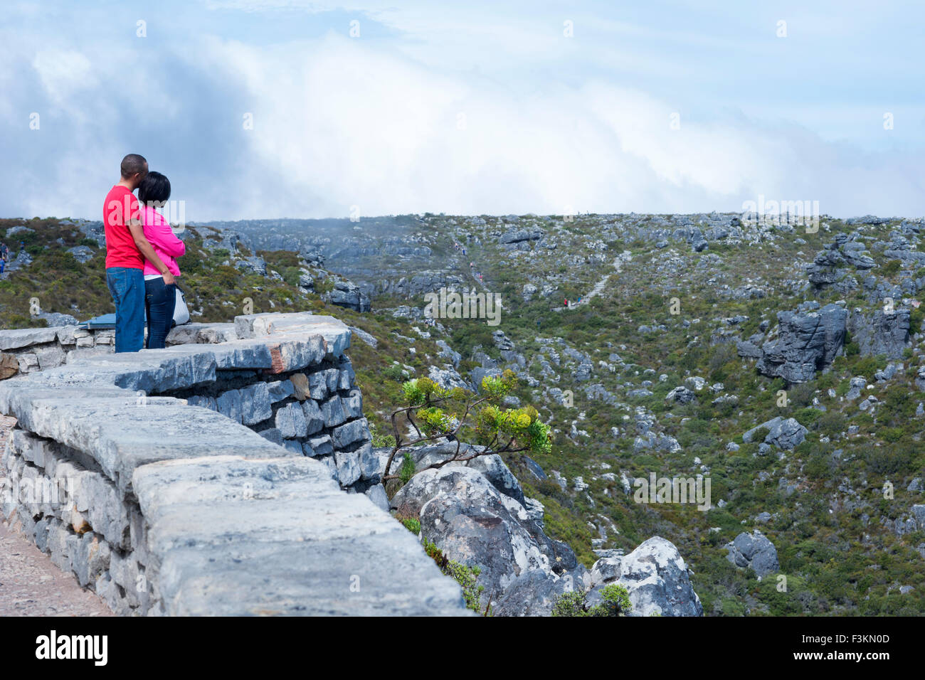 Paar einen Blick auf die felsige Landschaft am Table Mountain National Park, Kapstadt, Südafrika Stockfoto