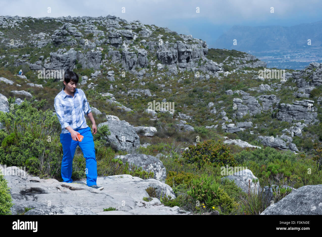 Ein Mann geht entlang der Klipspringer Wanderweg am Table Mountain National Park, Kapstadt, Südafrika Stockfoto