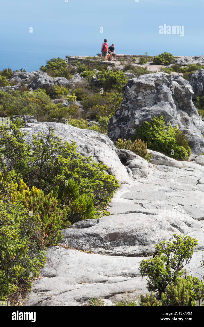 Wanderer in der Ferne auf den felsigen Klipsinger trail auf Table Mountain National Park, Kapstadt, Südafrika Stockfoto