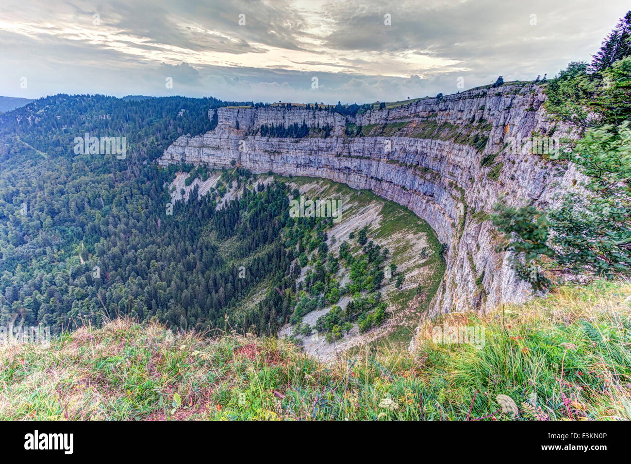 Creux-du-Van oder Creux du Van felsigen Cirque tagsüber, Kanton Neuenburg, Schweiz Stockfoto