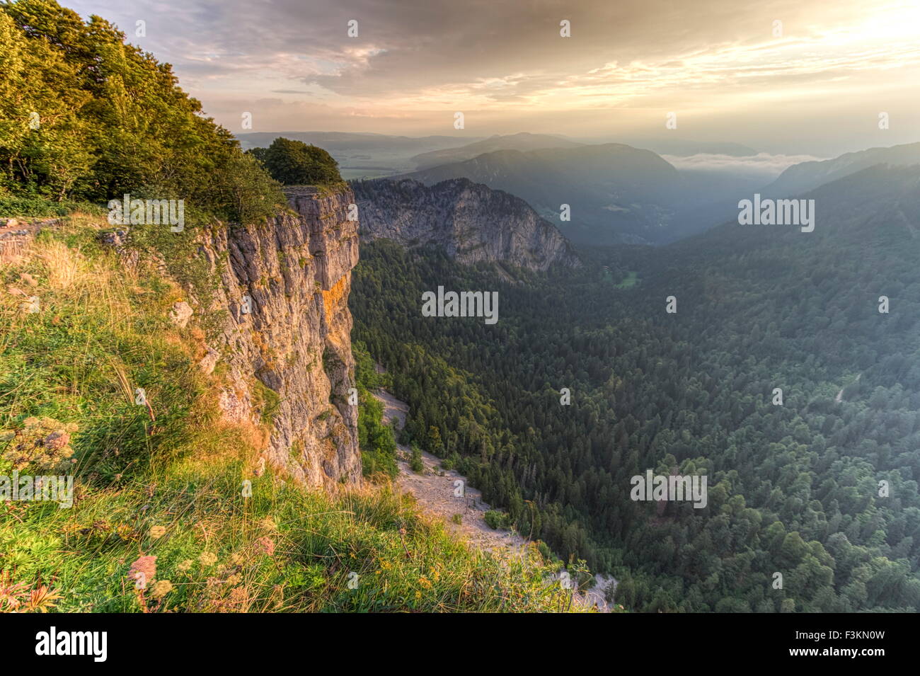 Creux-du-Van oder Creux du Van felsigen Cirque bei Sonnenaufgang, Kanton Neuenburg, Schweiz Stockfoto