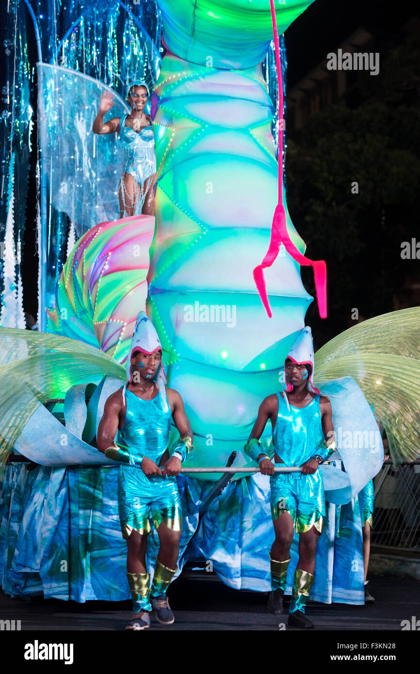 Schwimmen Sie mit blauen Drachen am Kap Karneval, Fanfare Straße in GreenPoint, Kapstadt, Südafrika Stockfoto