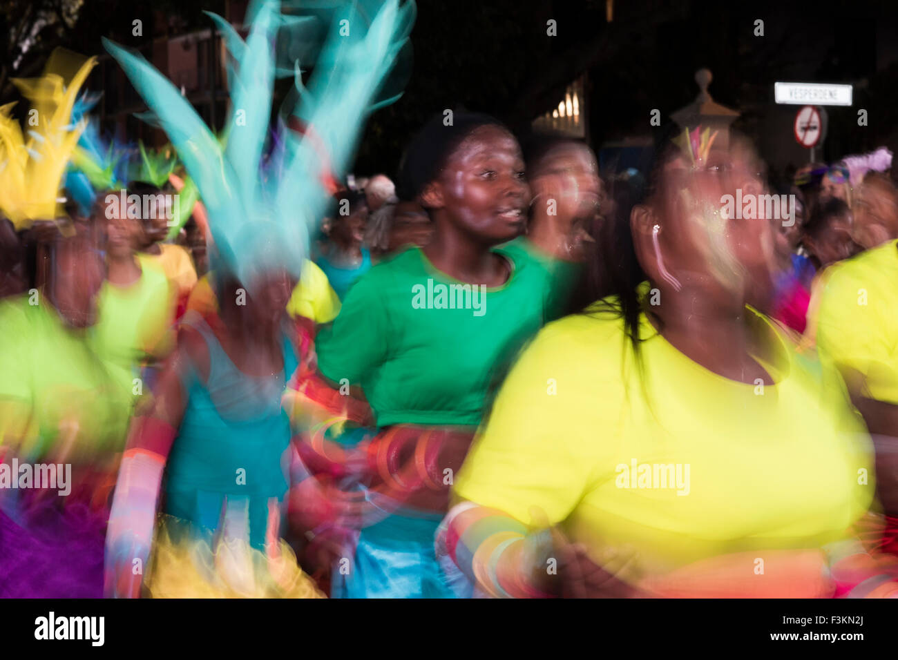 Bewegungsunschärfe und Farbe der Tänzer in Bewegung am Kap Karneval, Fanfare Straße in GreenPoint, Kapstadt, Südafrika Stockfoto