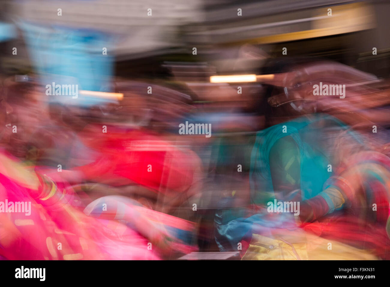 Bewegungsunschärfe und Farbe der Tänzer paradieren unten Cape Karneval 2013, Fanfare Straße im Vorort GreenPoint, Kapstadt, Stockfoto