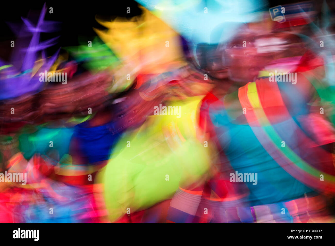 Bewegungsunschärfe und Farbe der Tänzer in Bewegung am Kap Karneval, Fanfare Straße in GreenPoint, Kapstadt, Südafrika Stockfoto